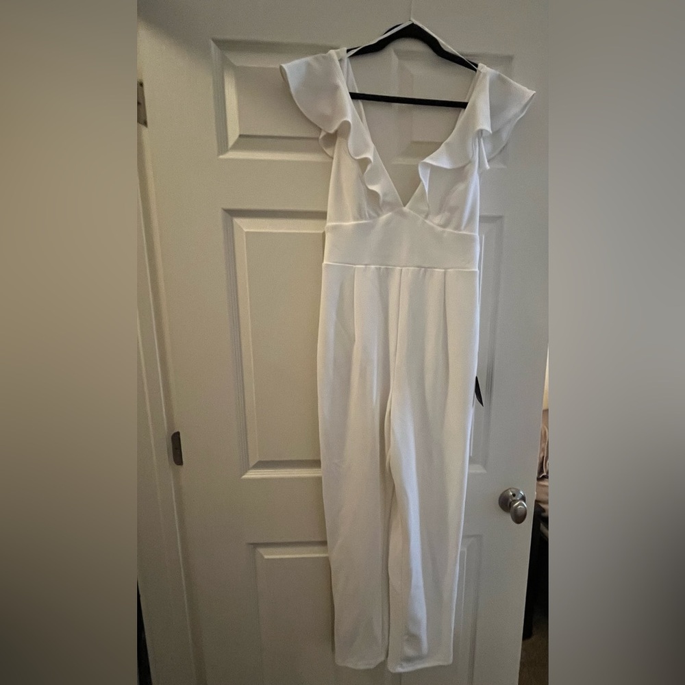 Lulus white jumpsuit NWT size M